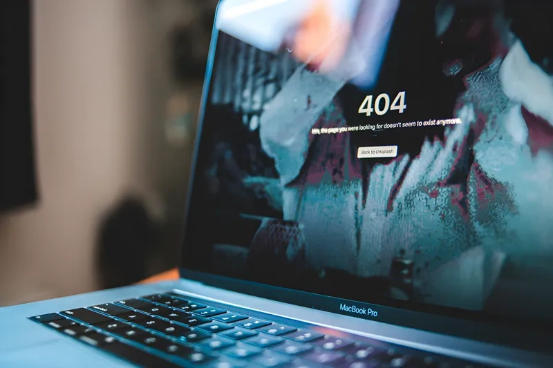 Ein Mann schaut frustriert auf seinen Laptop, weil das Streaming blockiert ist