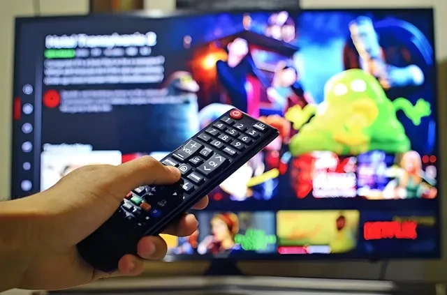 テレビで映画をストリーミング再生している様子