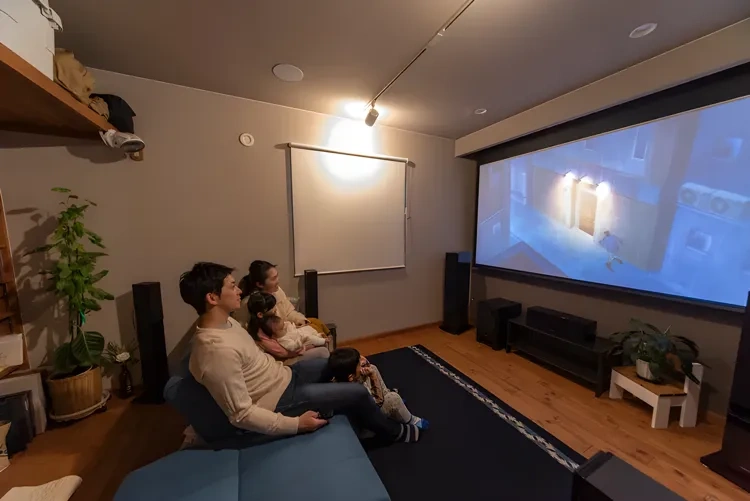 リビングで映画鑑賞を楽しむ家族